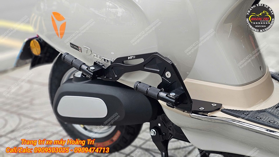 Gác chân phụ HTR màu đen hài hòa cùng thân xe Yadea Devotion phong cách thanh lịch
