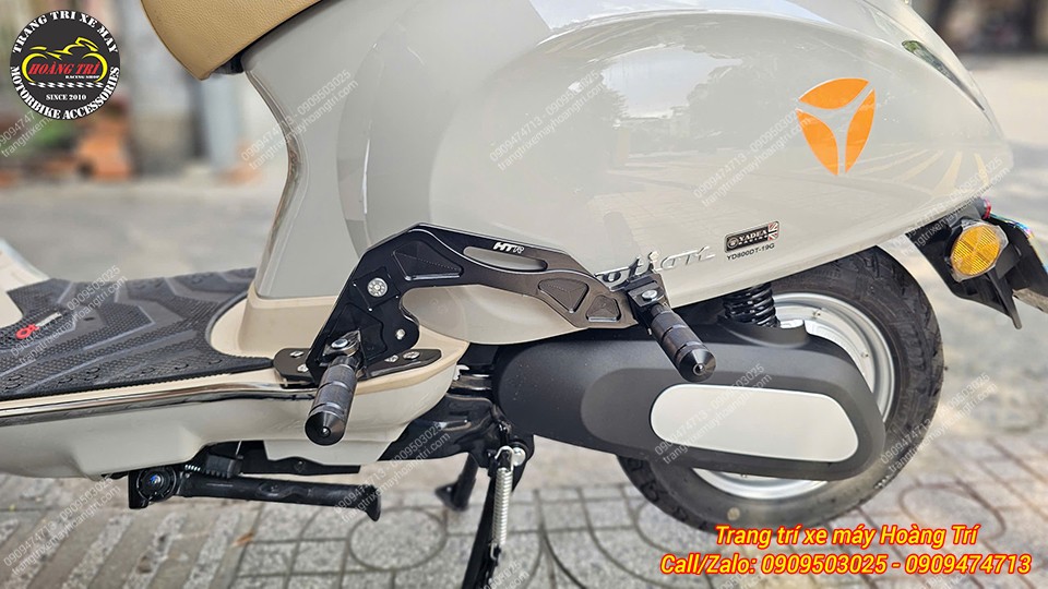 Toàn cảnh bên hông Yadea Devotion sau khi được bật gác chân phụ HTR nhôm CNC
