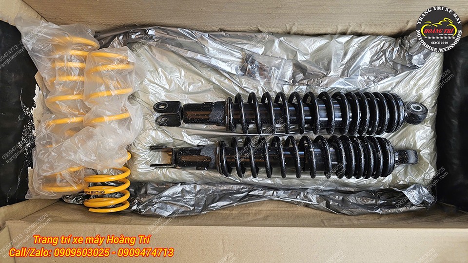 Cặp phuộc zin với lò xo đen và cặp lò xo vàng của phuộc Ohlins chính hãng được tặng kèm