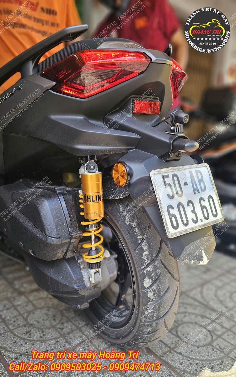 Góc sau XMAX cho thấy phuộc Ohlins được lắp gọn gàng, cân đối cùng khu vực bánh xe