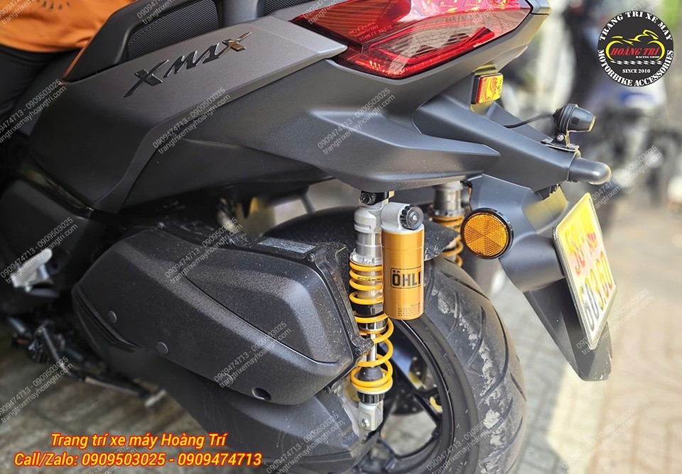 Góc nghiêng giúp quan sát rõ phuộc Ohlins trên XMAX, hài hòa cùng thiết kế hầm hố của xe