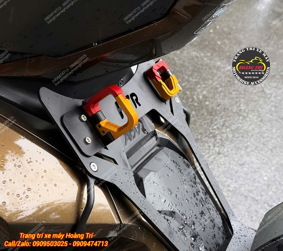 Cặp móc nhôm CNC HTR-Sh đỏ vàng gắn baga giữa ADV 160, tạo điểm nhấn nổi bật