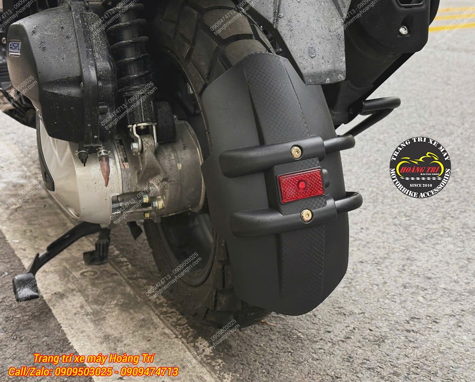 Góc đối diện thể hiện chắn bùn KTM-GTR ADV 160 ôm bánh với tông đen mạnh mẽ
