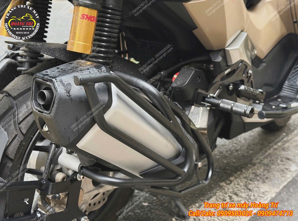 Cận cảnh khung chống đổ pô ADV 160 màu đen được lắp chắc chắn quanh pô xe