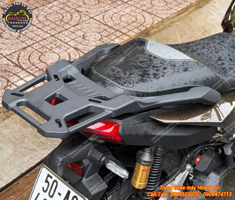 Baga sau ADV 160 nhôm đúc nguyên khối bản ngắn, hài hòa với thiết kế đuôi xe