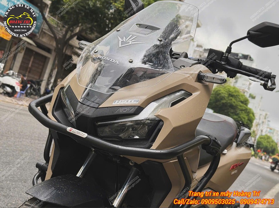 Dàn đầu ADV 160 được khung chống đổ bao quanh, vừa bảo vệ vừa tăng vẻ mạnh mẽ