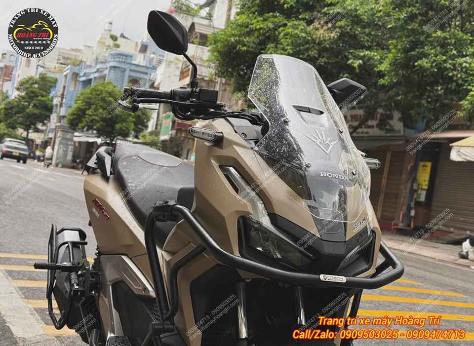 Khung chống đổ ADV 160 ôm rộng hai bên thân, tạo diện mạo hầm hố khi nhìn trước