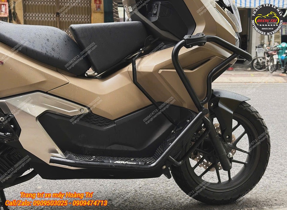 Khung chống ADV 160 bao quanh phần thân trước, tăng bảo vệ và vẻ ngoài cứng cáp