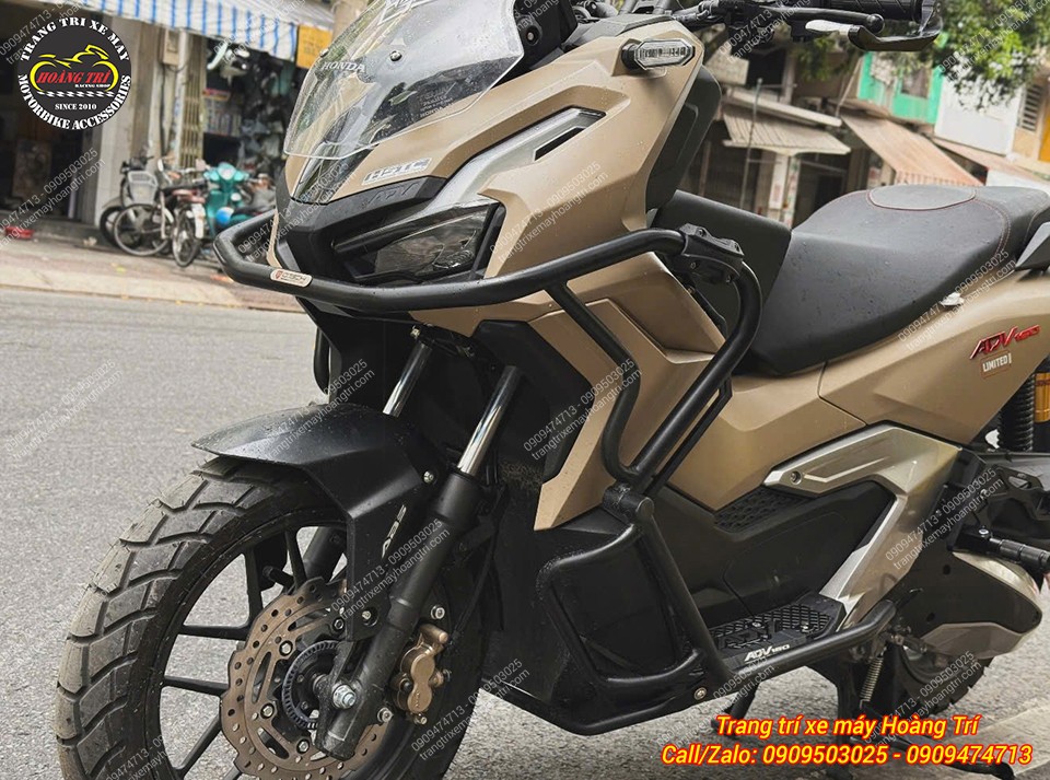 Toàn cảnh ADV 160 bên trái sau khi hoàn thiện nhiều phụ kiện theo phong cách touring