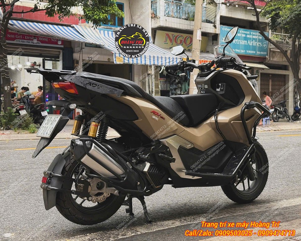 ADV 160 sau nâng cấp nổi bật với khung bảo vệ, baga sau và gác chân phụ HTR