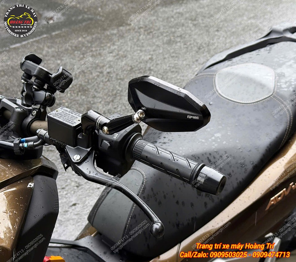 Kính hậu H2C Motogadget MT V2 CNC đen được bố trí gọn gàng trên ADV 160