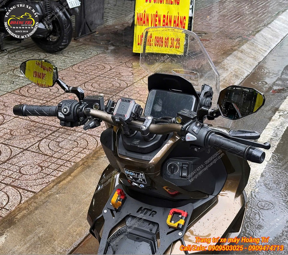 Khu vực tay lái ADV 160 hoàn thiện kính hậu cùng giá đỡ điện thoại Kewig M33