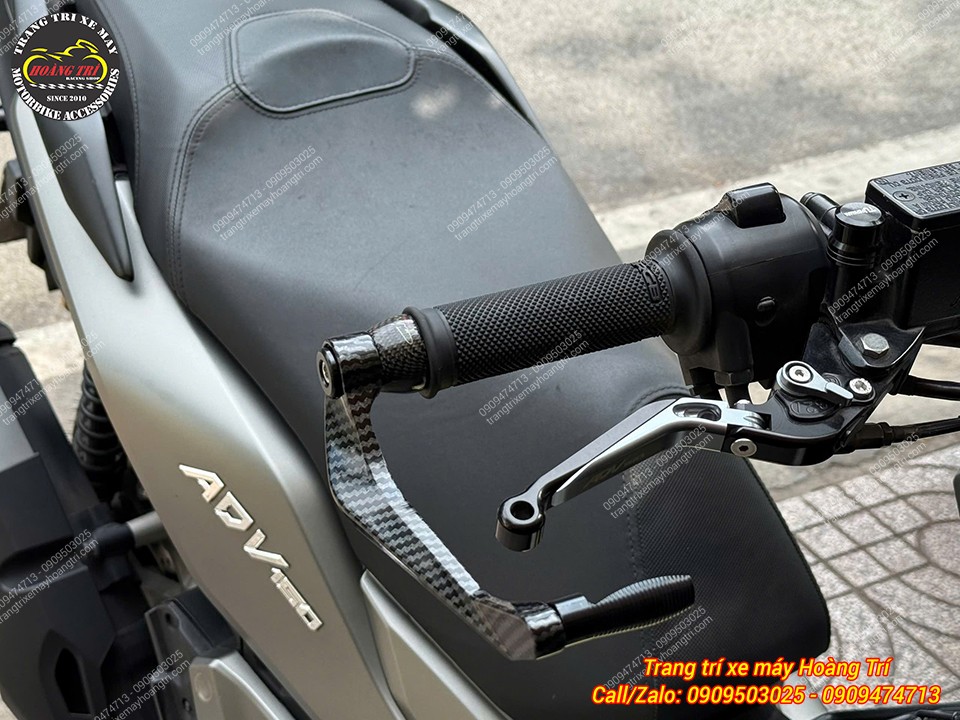 Bảo vệ tay lái Bonamici vân carbon lắp trên ADV 150, tạo điểm nhấn thể thao nổi bật
