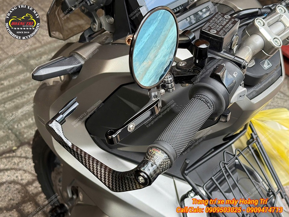 Cận cảnh bảo vệ tay lái Bonamici trên ADV 150, họa tiết carbon hài hòa cùng bao tay