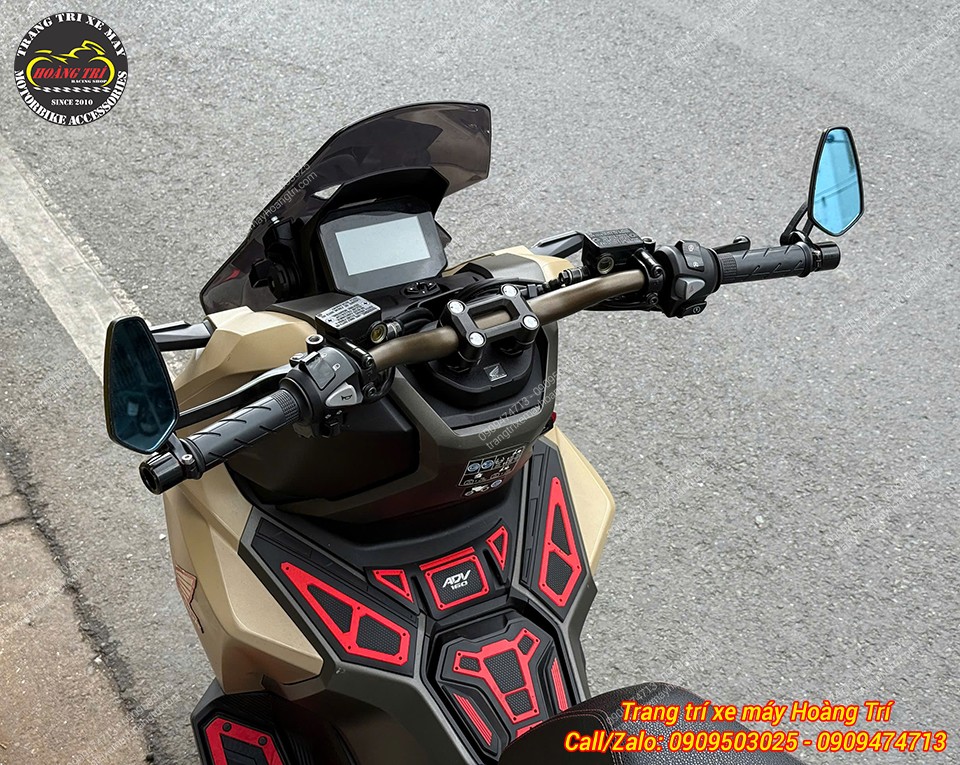 Tổng thể thân xe ADV 160 với cắp kính gù CRG được anh khách trang bị trước đó
