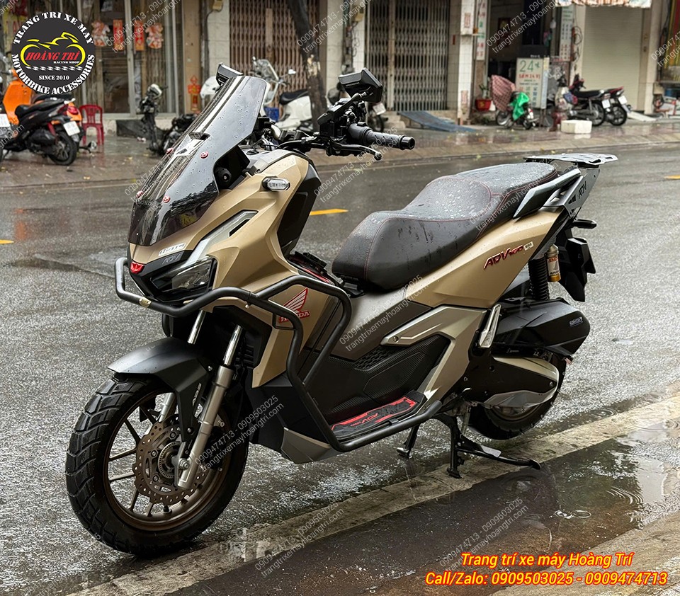 Khu vực ghi đông ADV 160 trở nên thể thao hơn với cặp kính hậu Shenao V1 mới