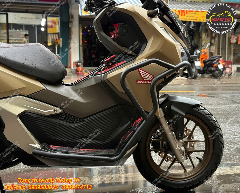 Góc bên phải cho thấy khung bảo vệ HTR bao quanh dàn áo phía trước ADV 160