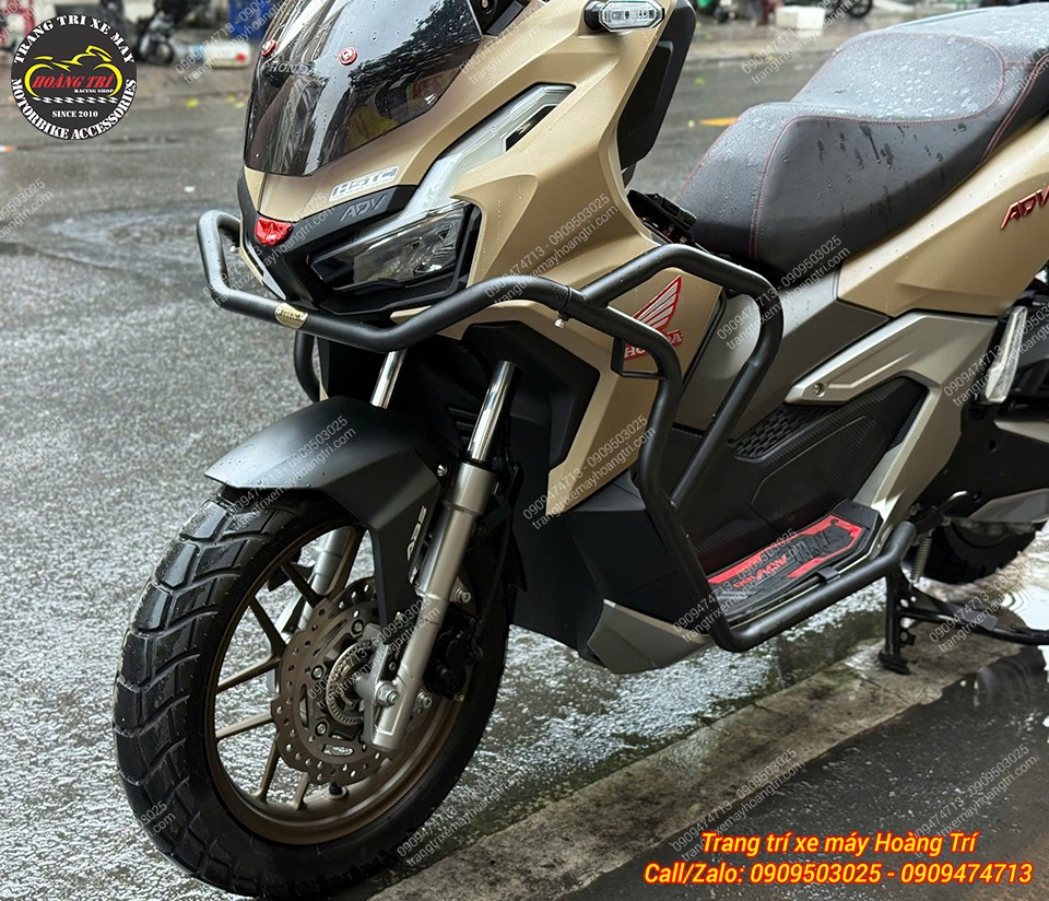 Khung chống đổ HTR được thiết kế bao quanh phần đầu, tăng vẻ hầm hố cho ADV 160
