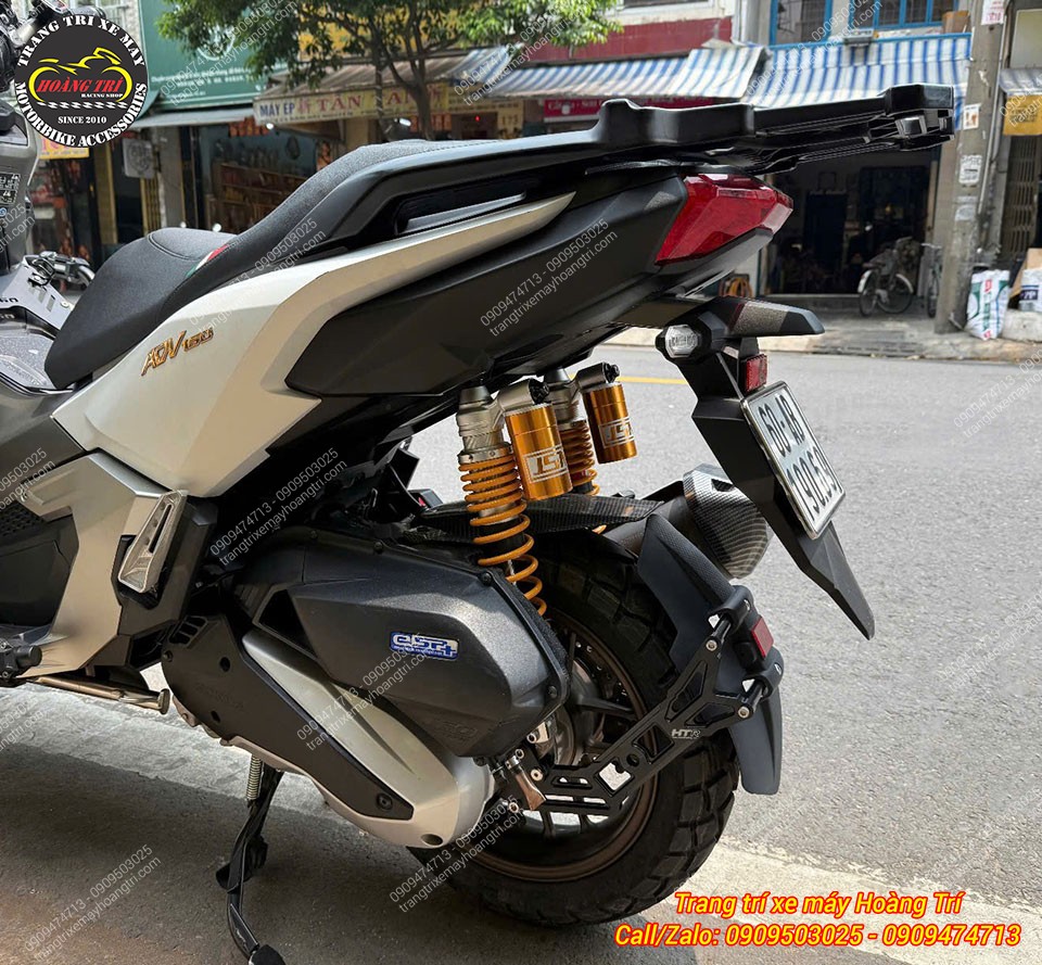 Sự xuất hiện của cặp phuộc tông vàng gold làm cho dàn chân sau trở nên thu hút hơn!
