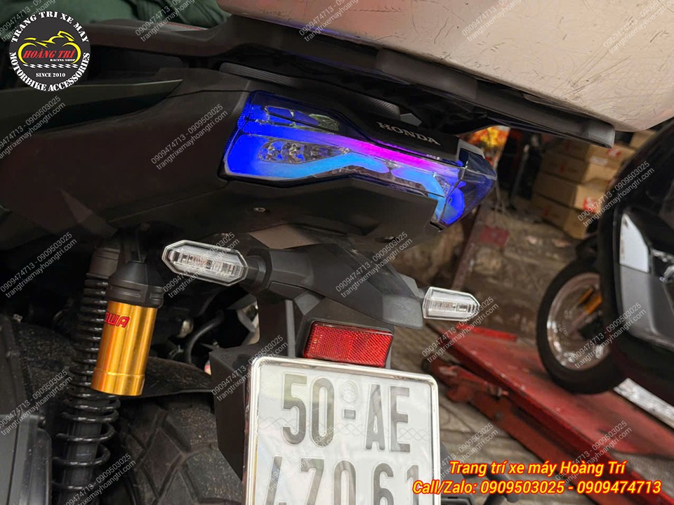 Hiệu ứng chuyển màu xanh dương kết hợp hồng trên đèn hậu Shark Power ADV 150