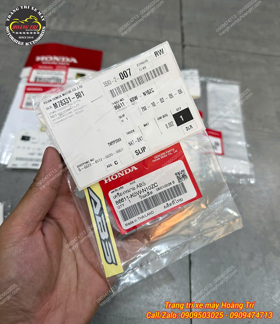 Cận cảnh bao bì tem ABS Honda chính hãng dành cho ADV 160, thể hiện mã sản phẩm rõ ràng