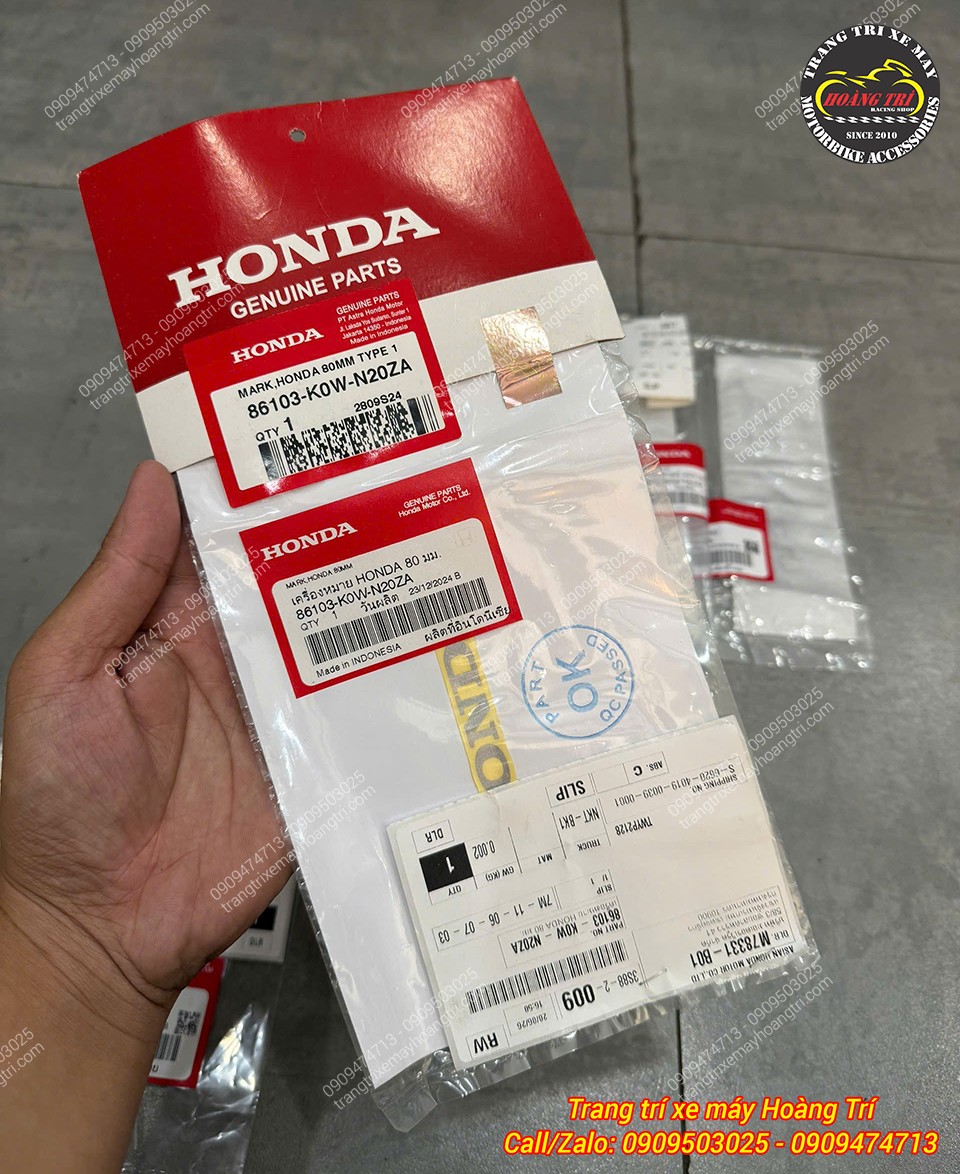 Tem Honda Genuine Parts chính hãng được đóng gói nguyên kiện, bổ sung hoàn thiện dàn áo ADV 160