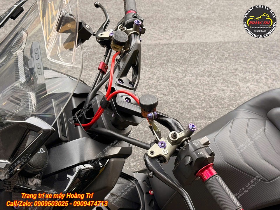 Ngoài ghi đông nhôm CNC kiểu TMax 560 anh khách trang bị thêm dây dầu, bao tay màu đỏ nổi bật