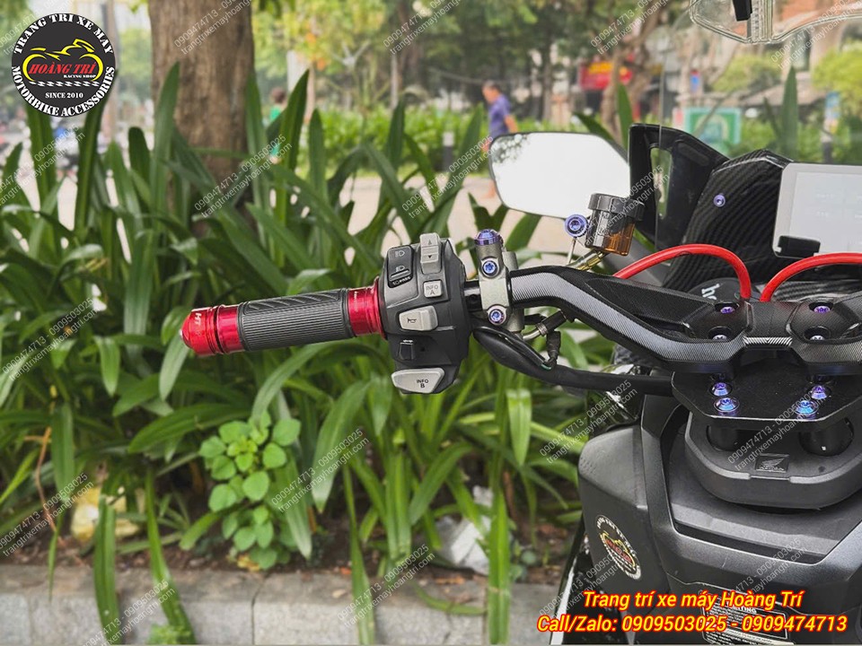 Ghi đông nhôm CNC kiểu TMax 560 nhôm CNC lắp trên ADV 150/160, tạo điểm nhấn thể thao cho tay lái