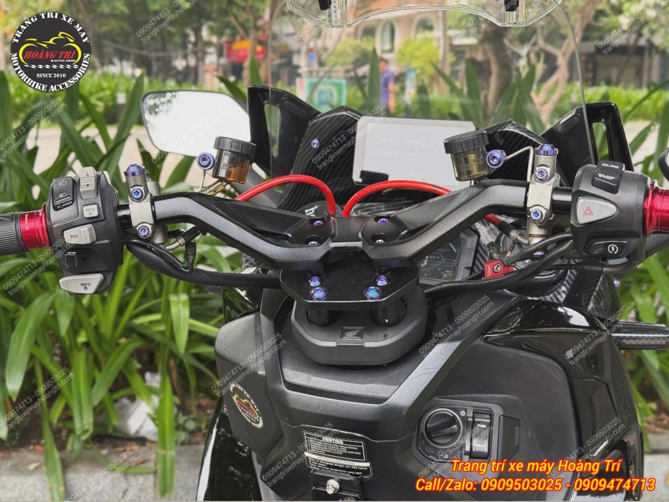 Cận cảnh ghi đông nhôm CNC kiểu TMax 560 nhôm CNC hoàn thiện cân đối trên khu vực tay lái ADV 150/160