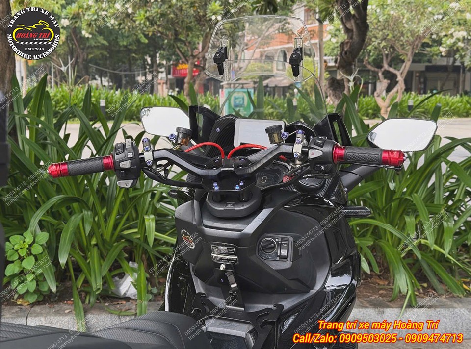 Ghi đông nhôm CNC kiểu TMax 560 tạo nên sự khác biệt và chắc chắn cho xe, giúp xe trông thể thao hơn