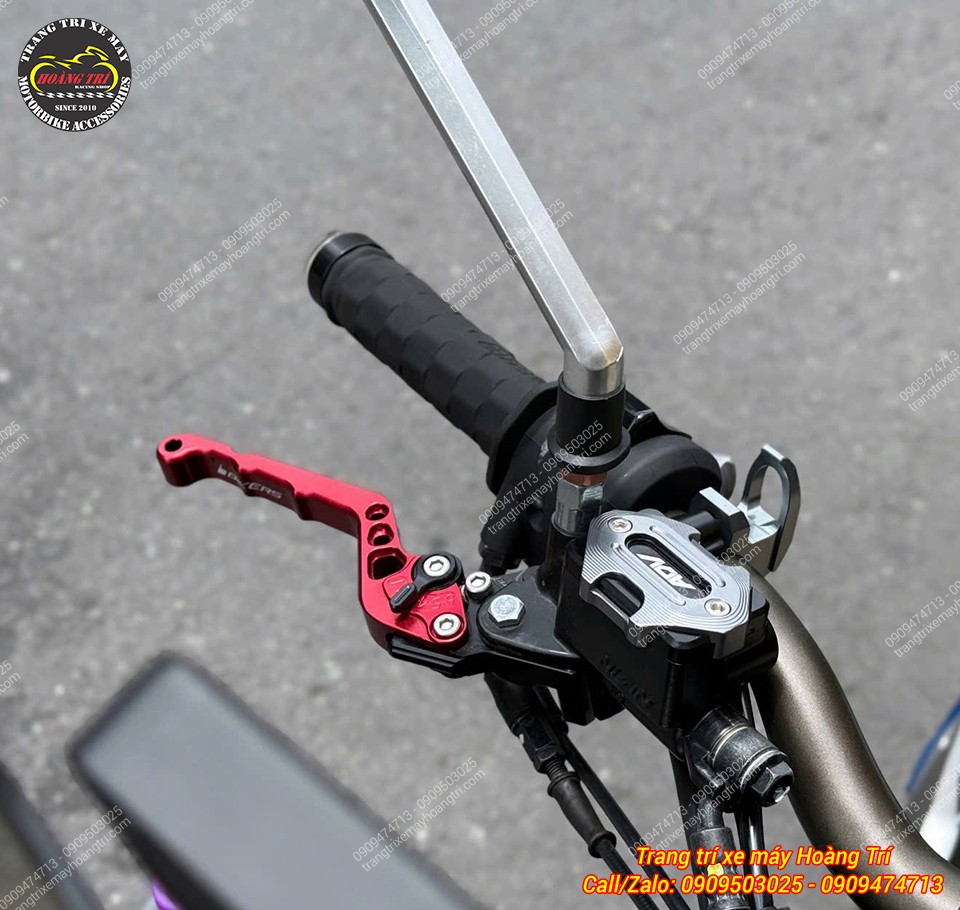 Cận cảnh tay thắng Biker với thiết kế CNC sắc nét, tích hợp núm điều chỉnh tiện lợi