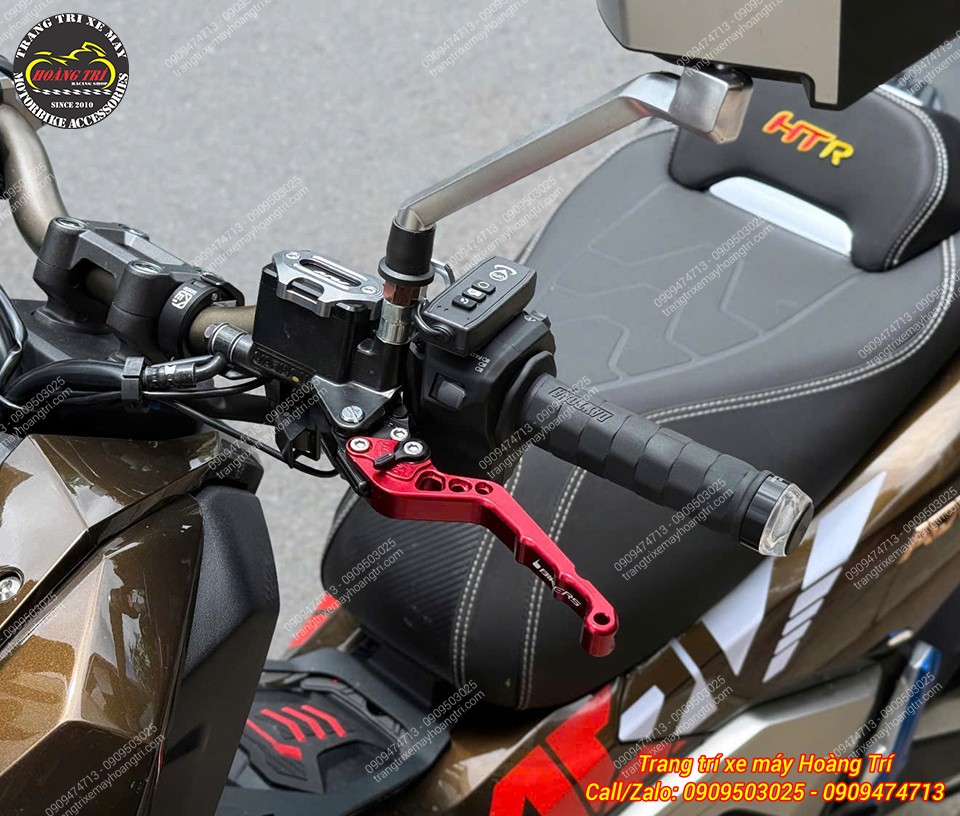 Tay thắng Biker đỏ kết hợp bao tay Daytona, giúp dàn tay lái ADV 160 thêm nổi bật