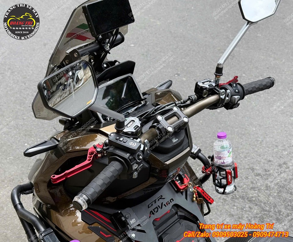 Cặp tay thắng Biker màu đỏ tạo điểm nhấn rõ nét giữa dàn phụ kiện ADV 160