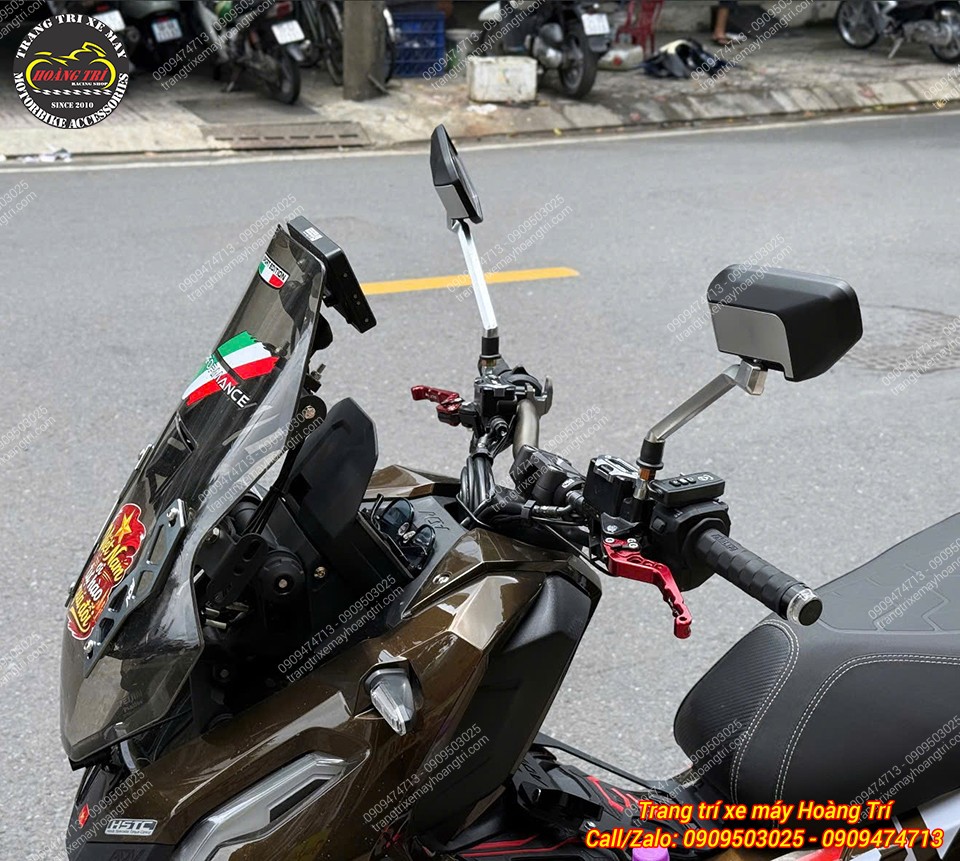 Góc tổng thể dàn đầu cho thấy tay thắng Biker đỏ nổi bật trên cùm tay lái của xe