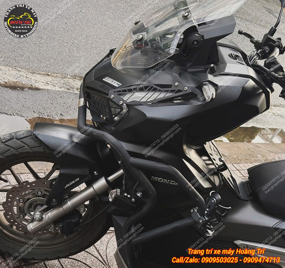 Tổng thể dàn đầu ADV 160 sau khi trang bị Mini F1 GT trông cứng cáp hơn