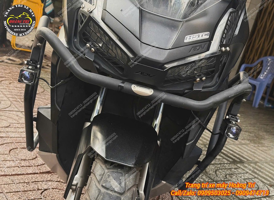 Cặp đèn Mini F1 GT bố trí hai bên khung bảo vệ, tạo thế cân đối cho ADV 160