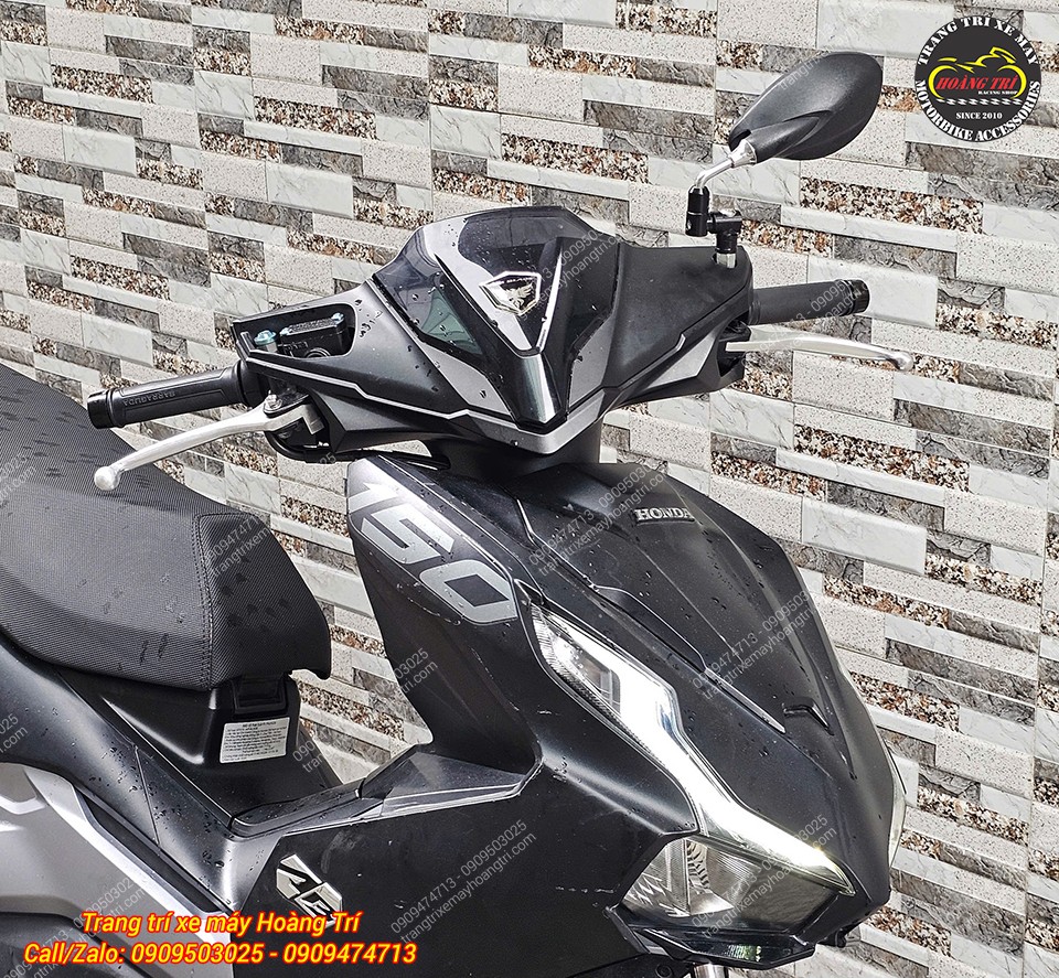 Tay thắng Vespa (bên trái) lắp vừa vặn hoàn hảo không cần khoét nhựa như những mẫu khác