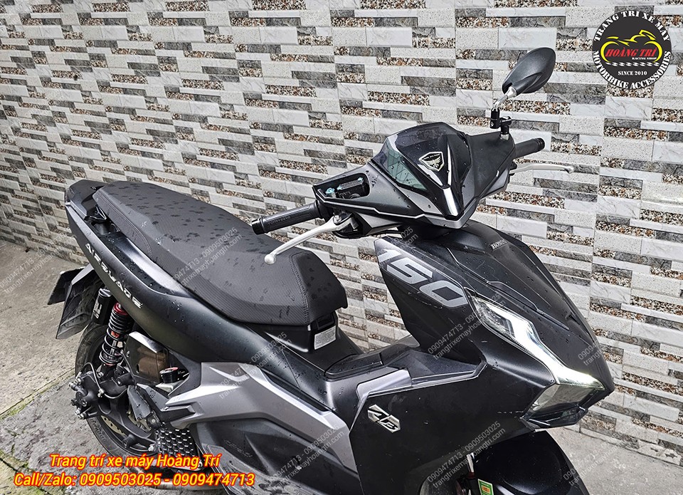 Bình dầu của tay thắng Vespa đã được ẩn bên dưới dàn áo gọn gàng và độc đáo