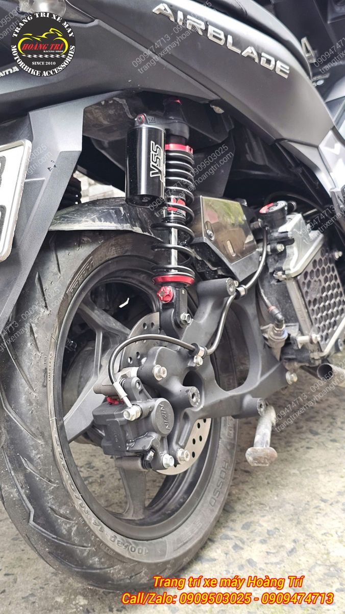 Cận cảnh phuộc YSS kết hợp hệ thống đĩa sau trên Airblade 150 tạo diện mạo thể thao