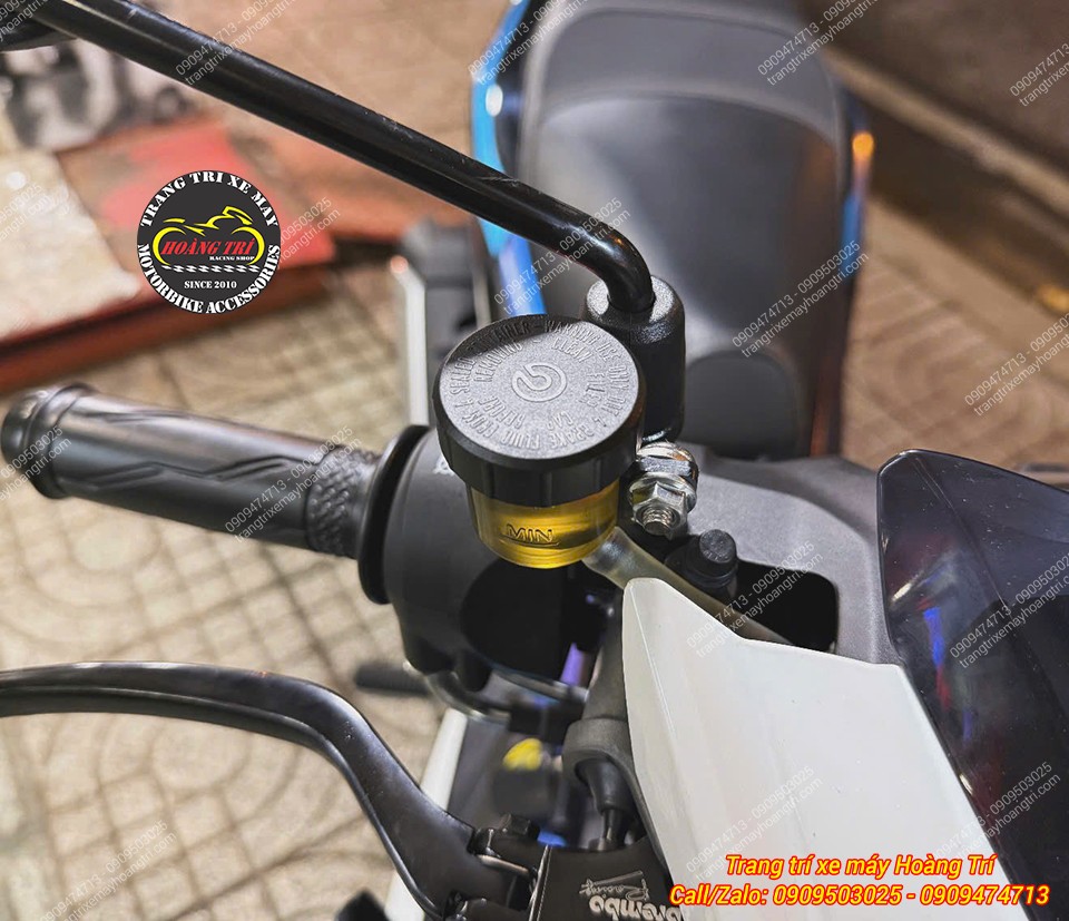 Bình dầu Brembo trong suốt có thể nhìn được lượng dầu bên trong giúp dễ dàng quan sát