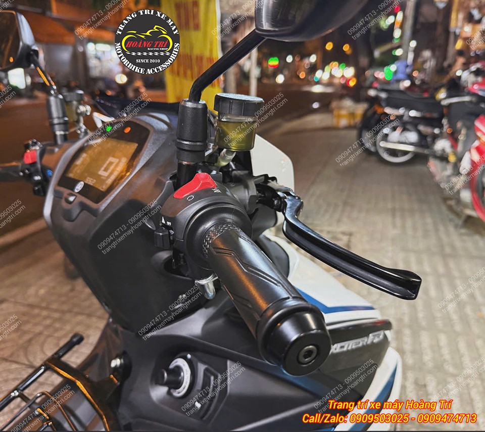 Tay thắng Brembo tăng hiệu suất phanh và là điểm nhấn tại khu vực tay lái Exciter 155 V3