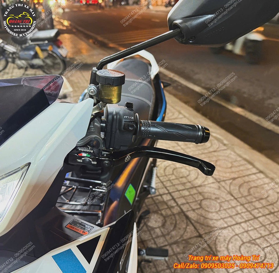 Góc trực diện thể hiện rõ tay côn Brembo đã được thay bằng ben dầu