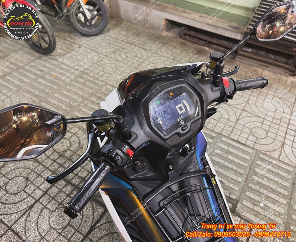 Toàn cảnh khu vực tay lái Exciter 155 V3 sau khi hoàn thiện loạt phụ kiện nâng cấp