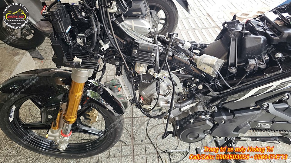 Phuộc RCB full gold ti trắng tạo điểm nhấn thể thao rõ rệt trên Exciter 155 V3