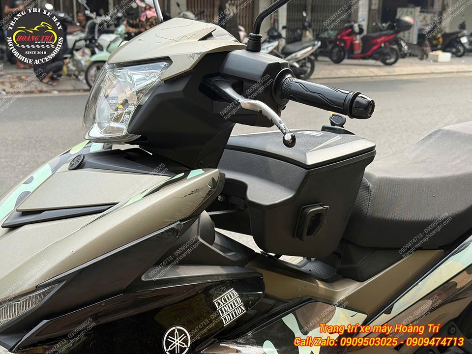 Anh khách còn trang bị thêm móc treo trên thùng giữa Givi để tăng khả năng treo móc