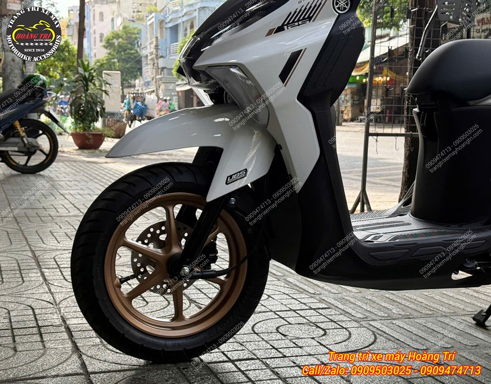 Phuộc trước nguyên bản của xe Yamaha Gear 125 với tông màu đen không nổi bật
