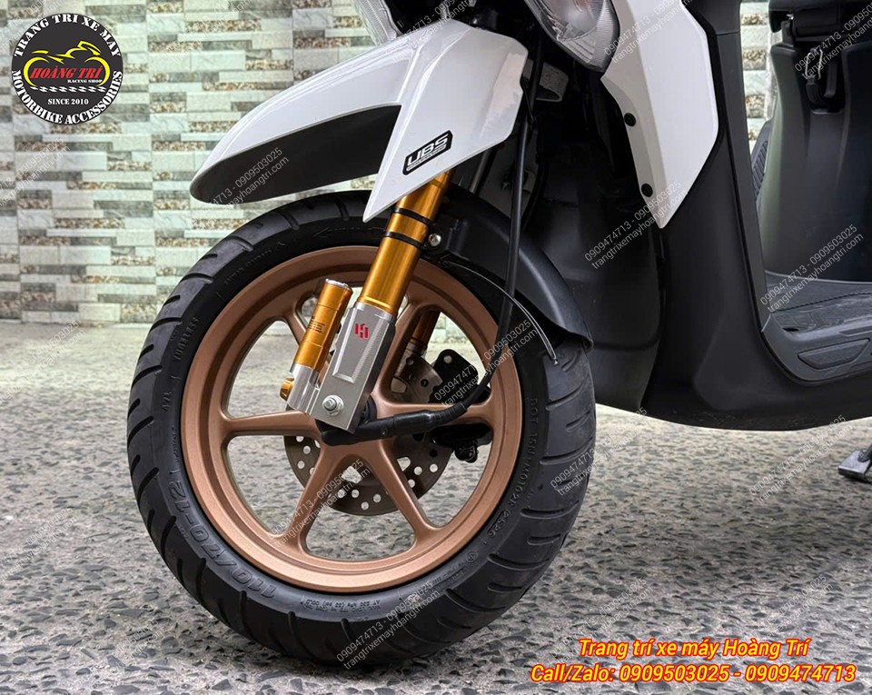 Góc nghiêng Gear 125 làm nổi bật phuộc Kingham màu vàng cùng thiết kế thân xe trắng đen