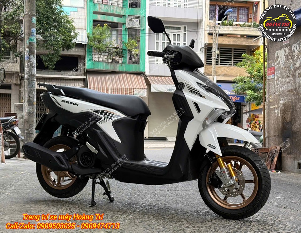 Tổng thể Gear 125 trắng đen nổi bật hơn với cặp phuộc Kingham màu vàng ở phía trước