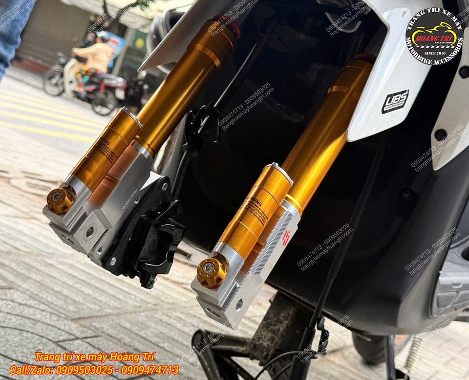 Cận cảnh cặp phuộc trước Kingham màu vàng với thiết kế bình dầu nổi bật trên Gear 125