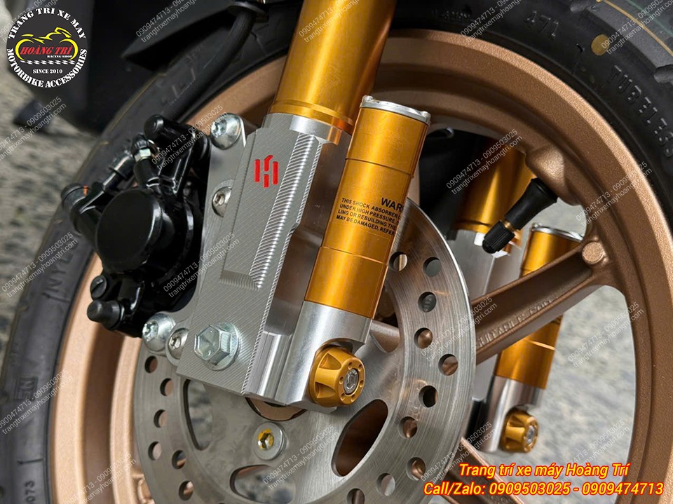 Phuộc Kingham Gear 125 sở hữu phần chân phuộc gia công sắc nét, phối màu vàng bạc bắt mắt